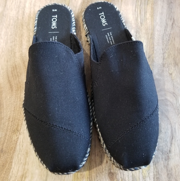 TOMS SLIP ONS- SIZE 9 - Picture 3 of 10